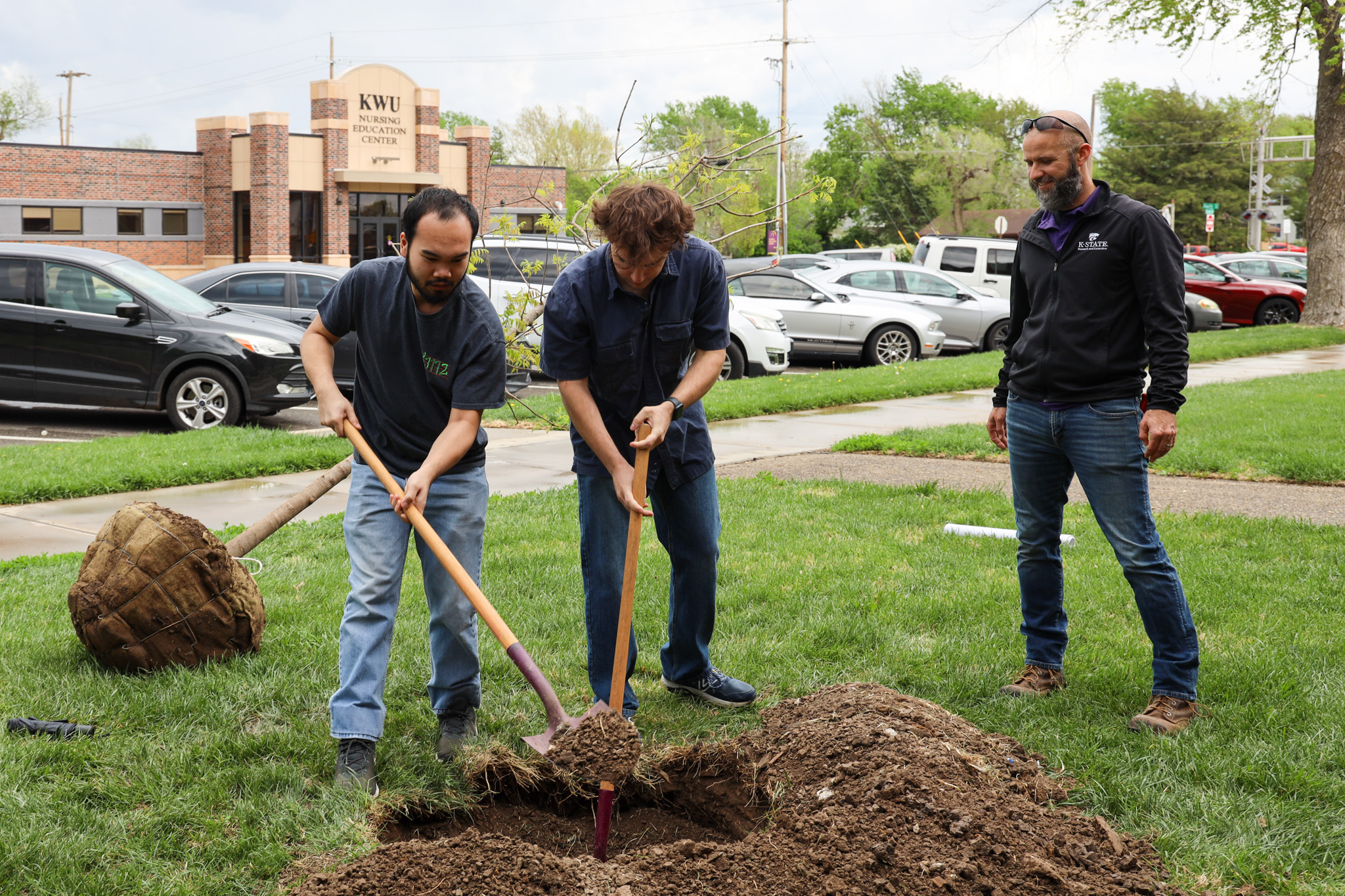 Students planting tree