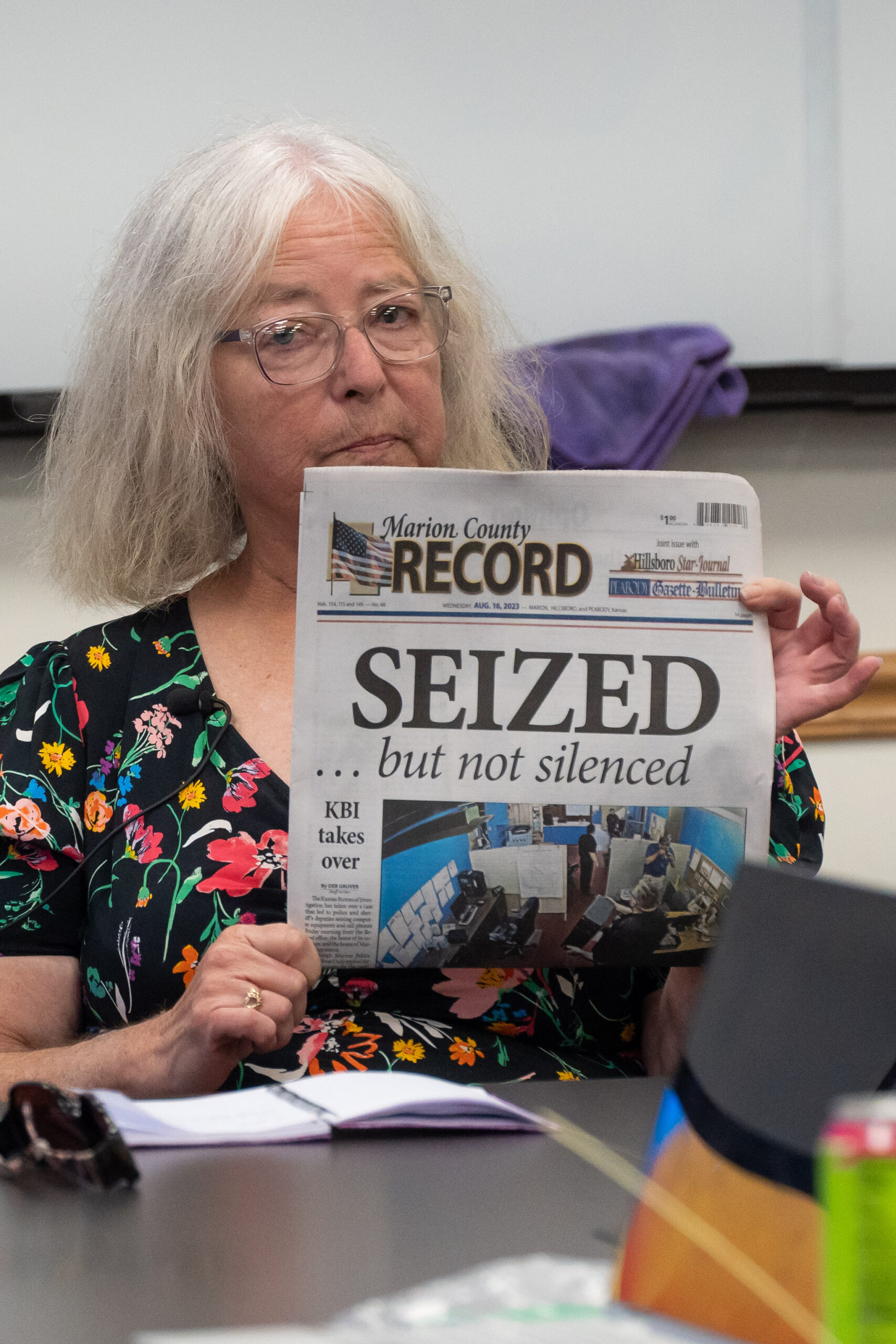 74104971 Speaker talking to students