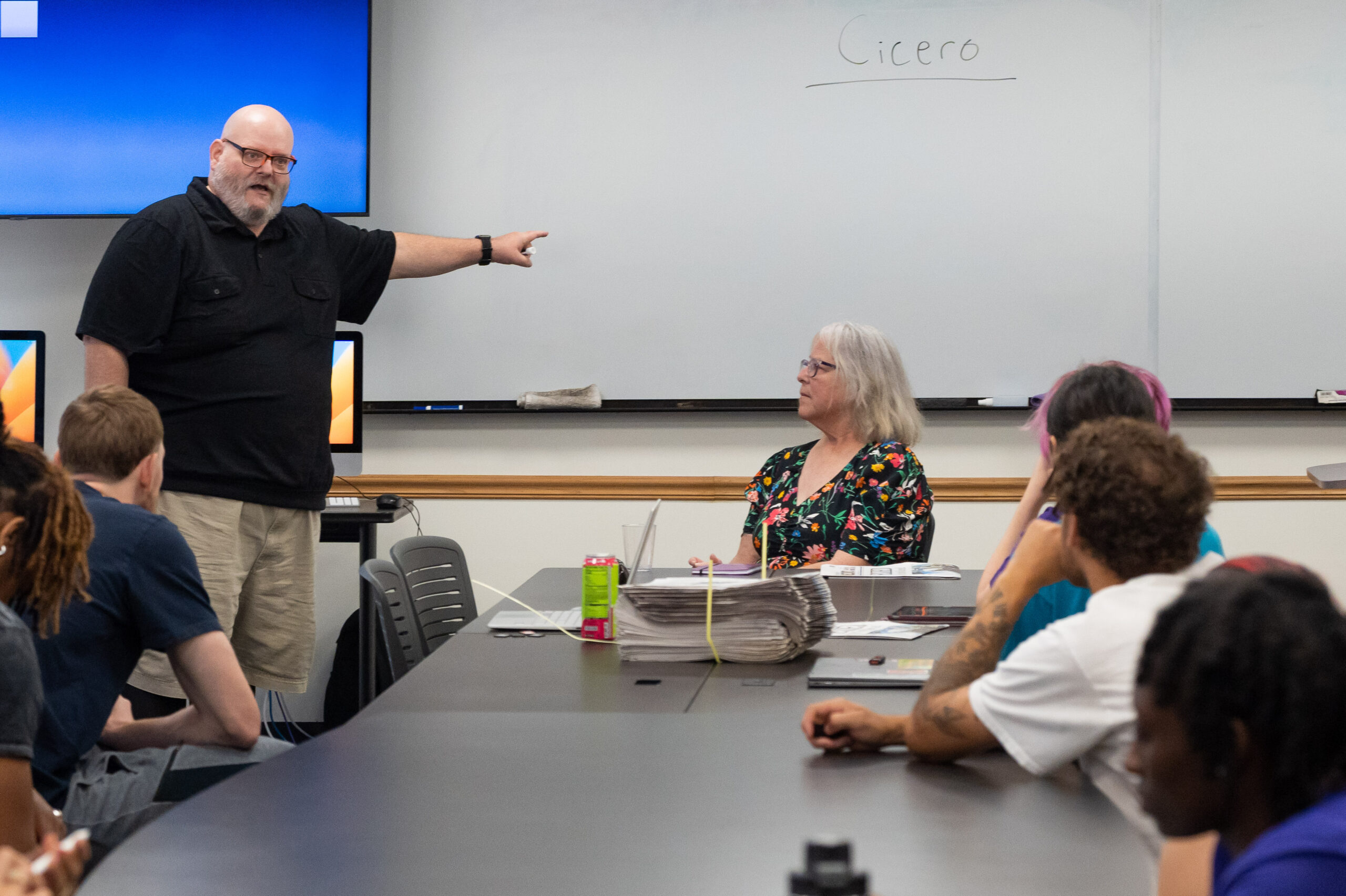 74104998 Teacher instructing