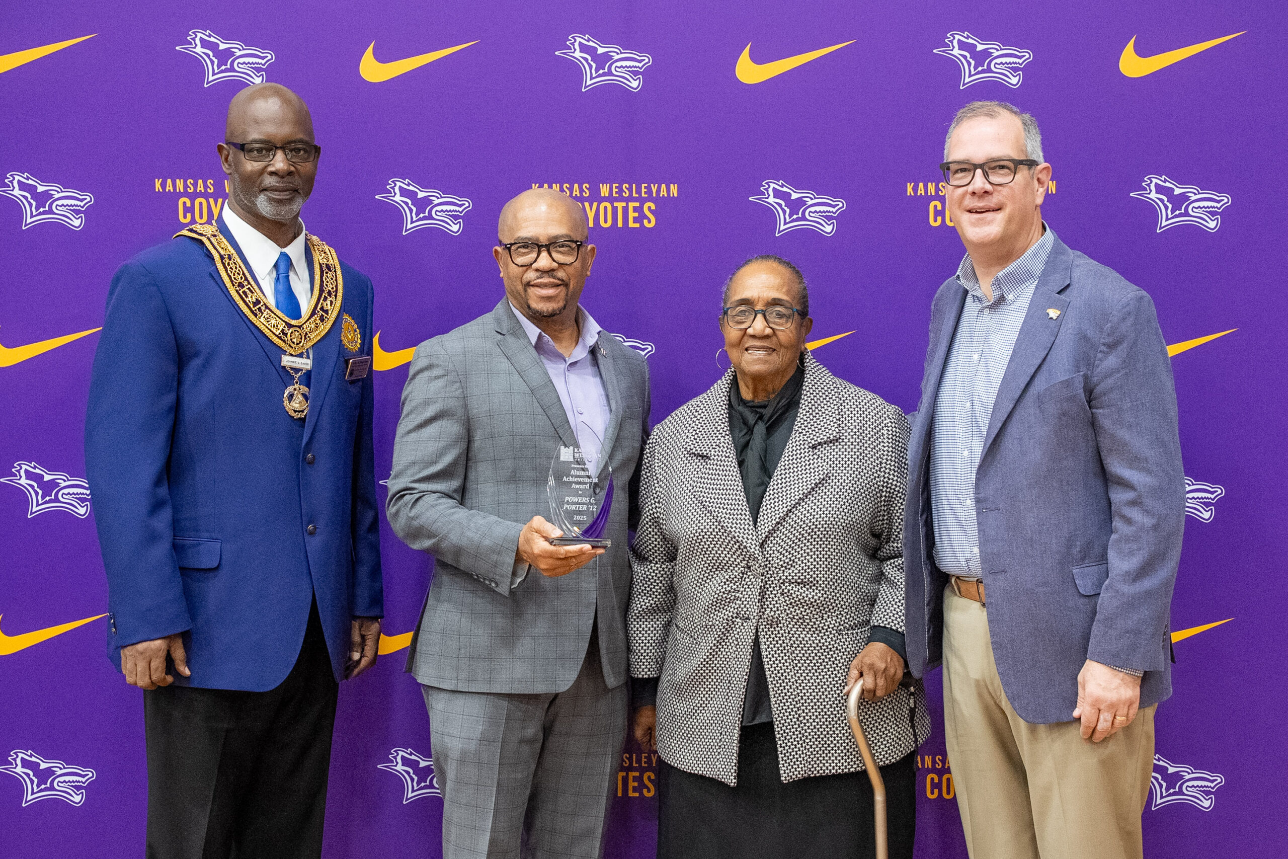 Man presenting award to group