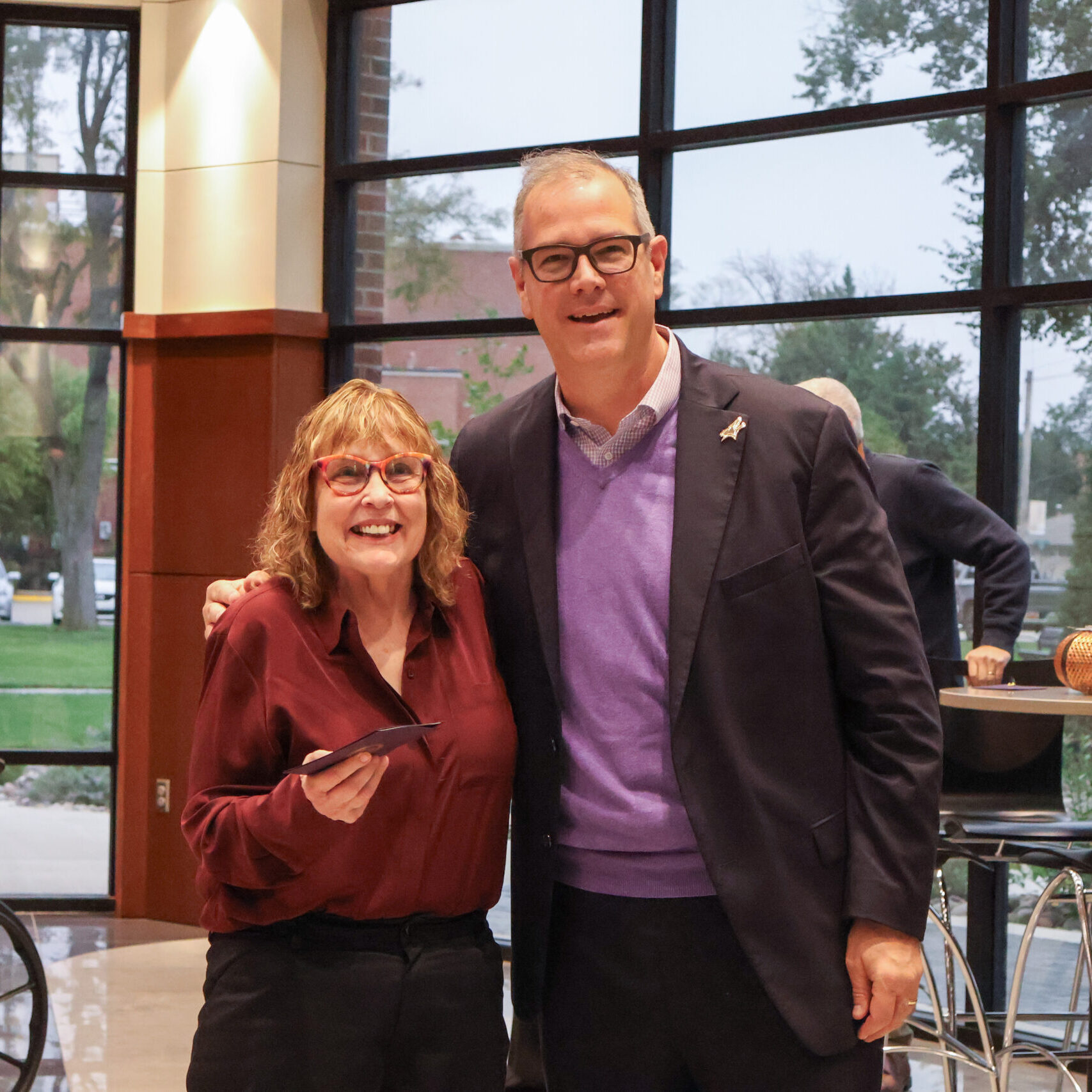 Man standing by woman with award